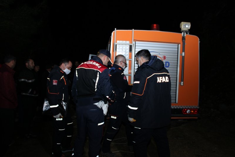 Mersin'de Kamyonet Uçuruma Devrildi: 1'i Çocuk 3 Ölü