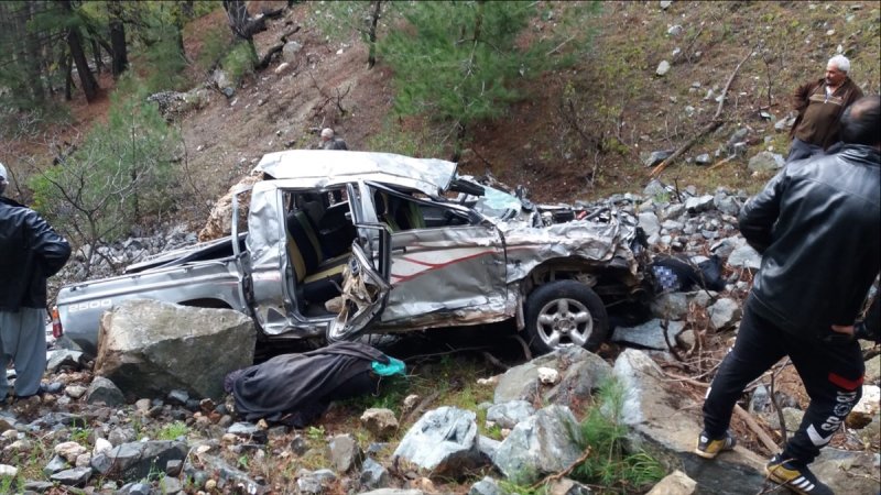 Mersin'de Kamyonet Uçuruma Devrildi: 1'i Çocuk 3 Ölü