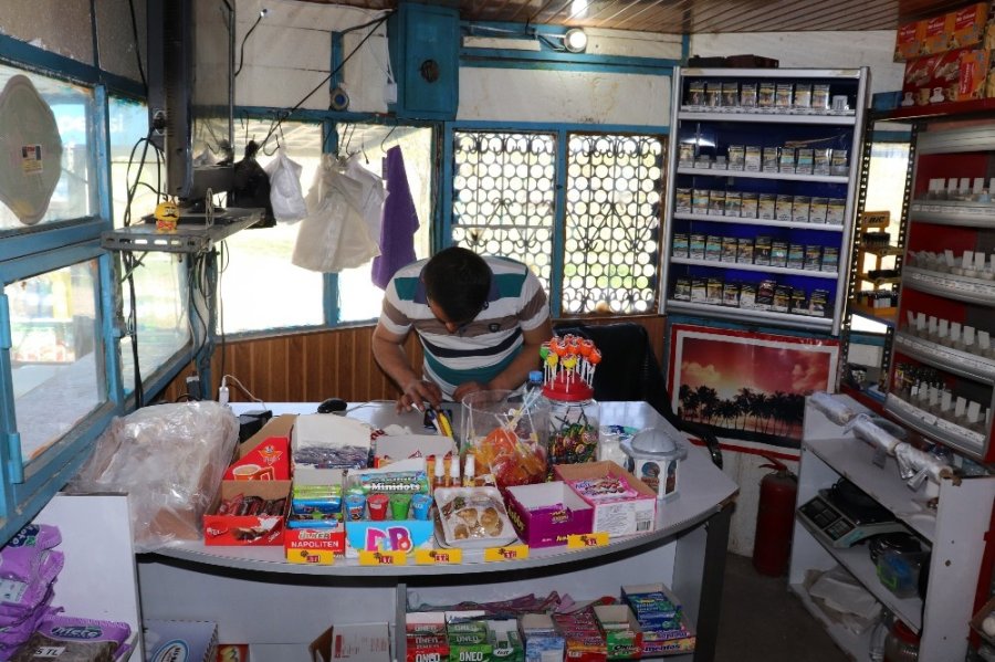 Karaman’da Büfeye Dalan Hırsızlar Ne Varsa Çaldılar