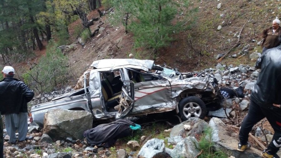 Mersin’de Kamyonet Kazası Aile Faciasına Döndü : 3 Ölü