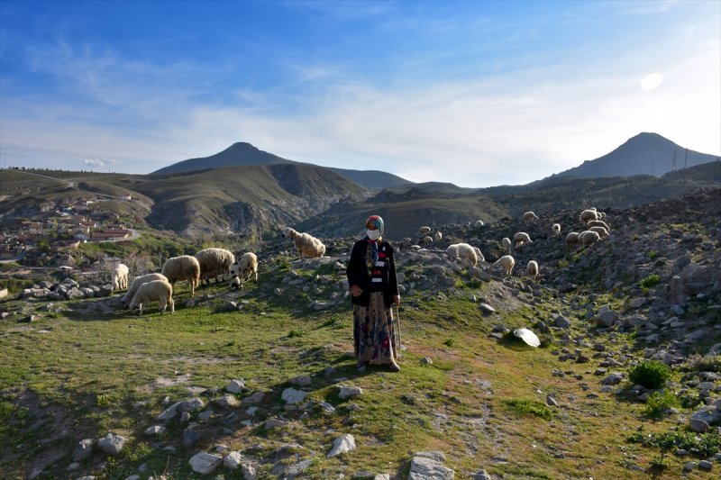 Konya'nın Tarihi Mahallesinin Kadın Çobanı