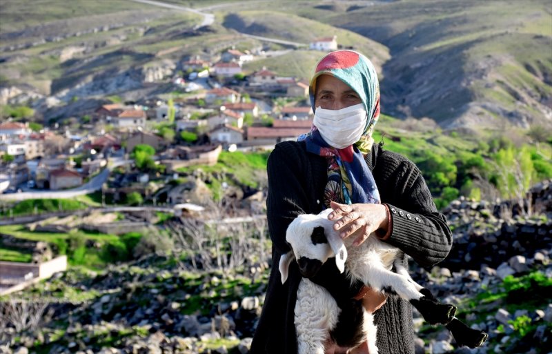 Konya'nın Tarihi Mahallesinin Kadın Çobanı