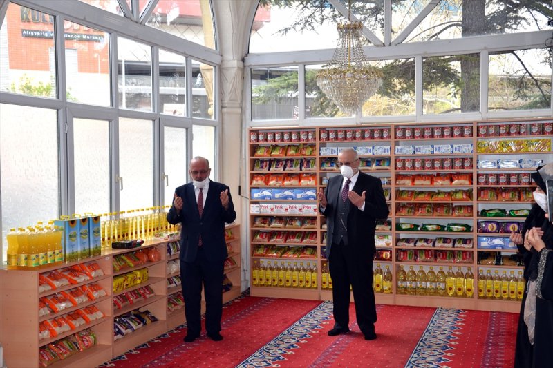 Konya'daki İki Caminin Ayakkabılıkları Hayır Çarşısı Oldu