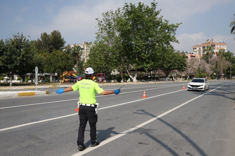 Yasağın İlk Gününde Mersin Cadde Ve Sokakları Boşaldı