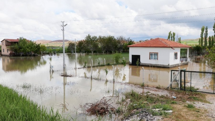 Aksaray’da Patlayan Kanal Sular Altında Bıraktı