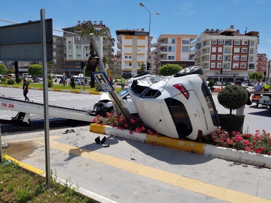 Antalya’da Kazaya Karışan Otomobil Orta Refüje Uçtu