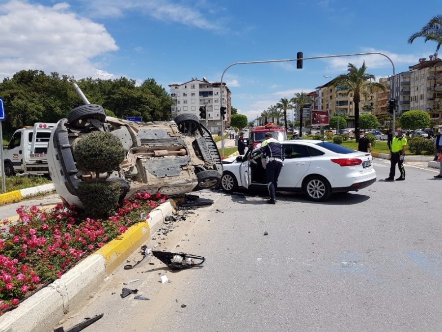 Antalya’da Kazaya Karışan Otomobil Orta Refüje Uçtu