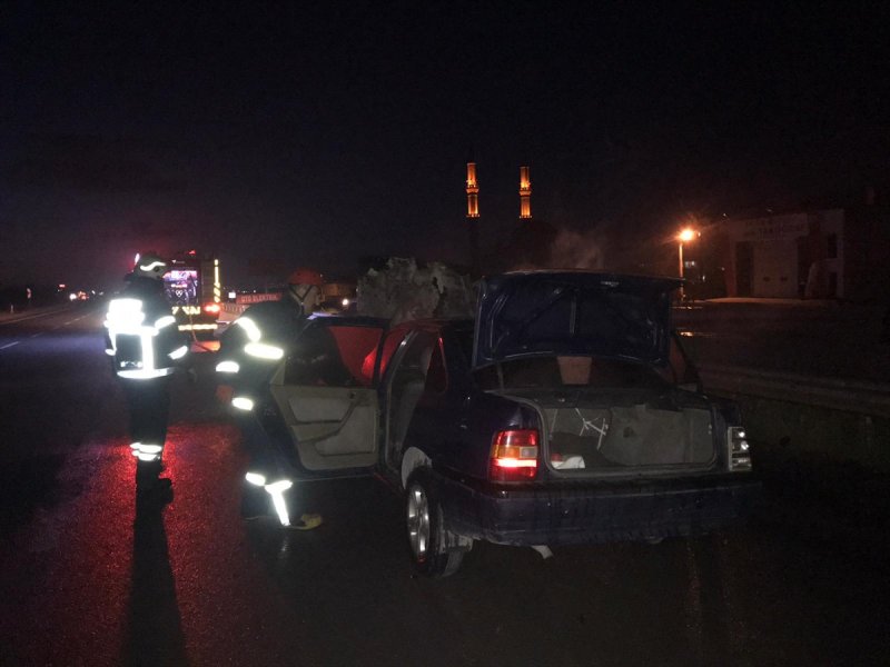 Aksaray'da Seyir Halindeki Otomobil Yandı