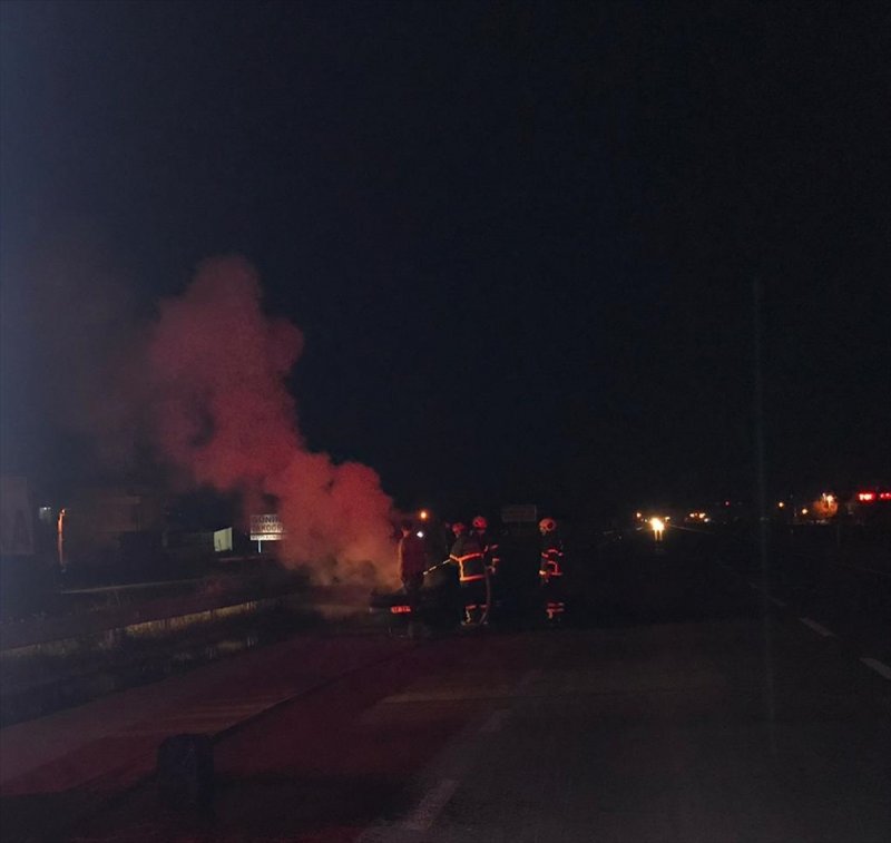 Aksaray'da Seyir Halindeki Otomobil Yandı