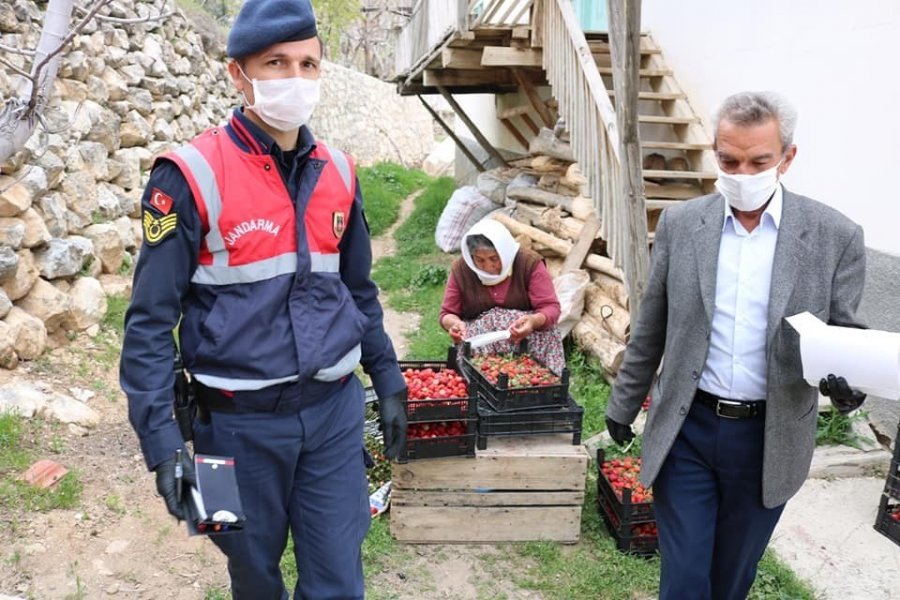 Kazancı'da Vatandaşa Maske Dağıtımı