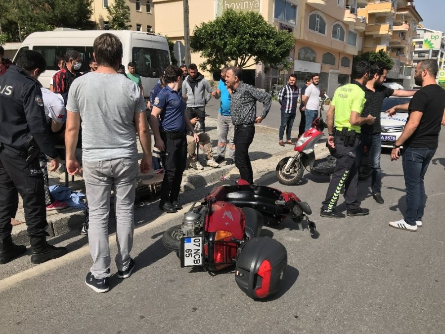 Alanya’da 2 Motosiklet Çarpıştı: 1’i Polis 2 Yaralı
