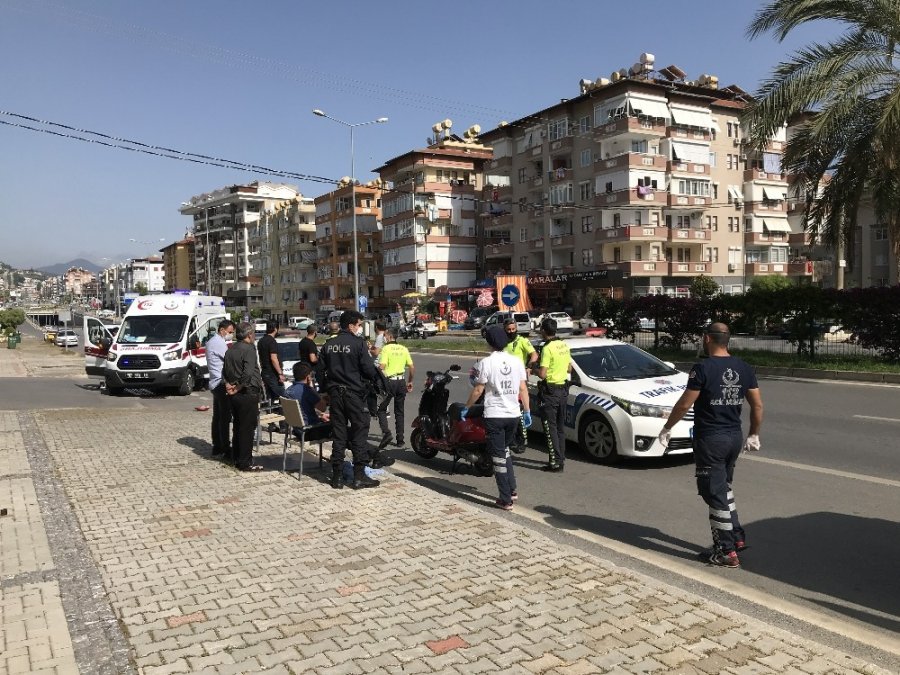 Alanya’da 2 Motosiklet Çarpıştı: 1’i Polis 2 Yaralı