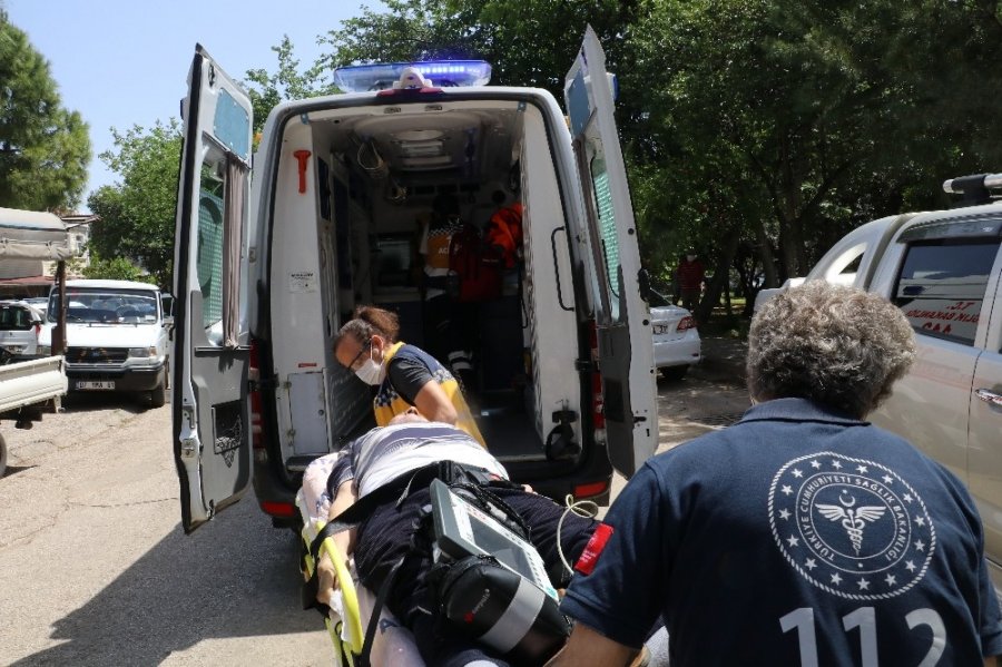 Parkta Hareketsiz Yatan Adamın Başında 