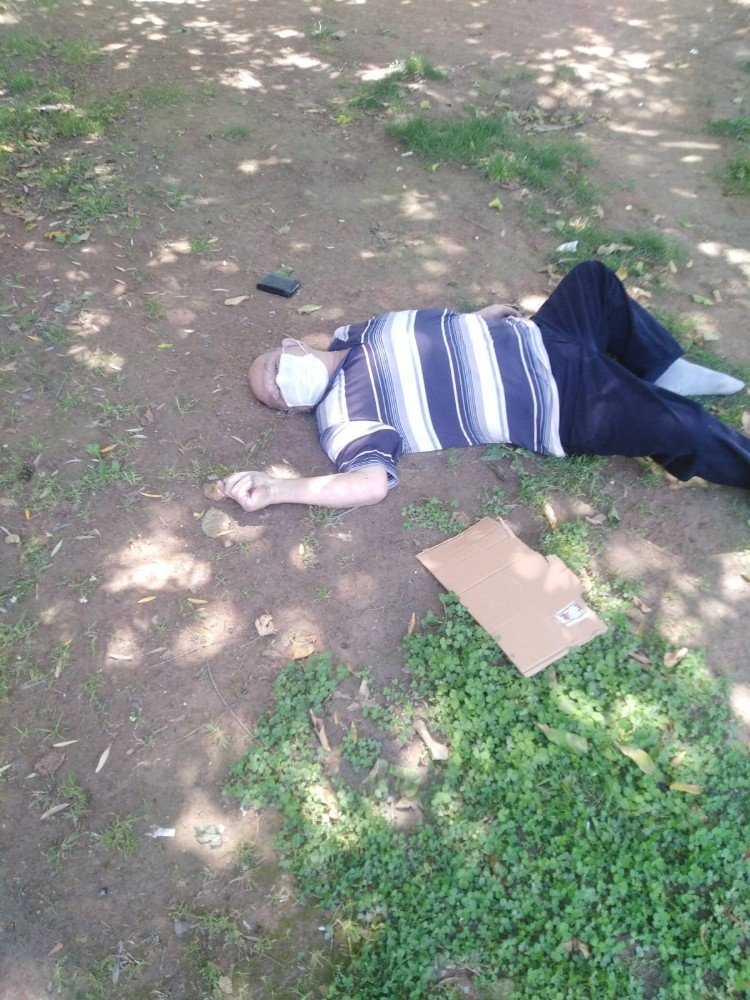 Parkta Hareketsiz Yatan Adamın Başında 