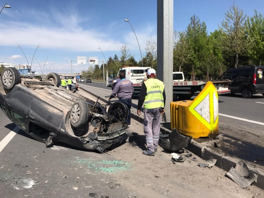 Refüje Çarpan Otomobil Ters Döndü: 3 Yaralı