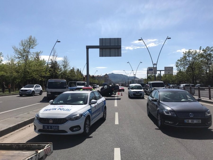 Refüje Çarpan Otomobil Ters Döndü: 3 Yaralı