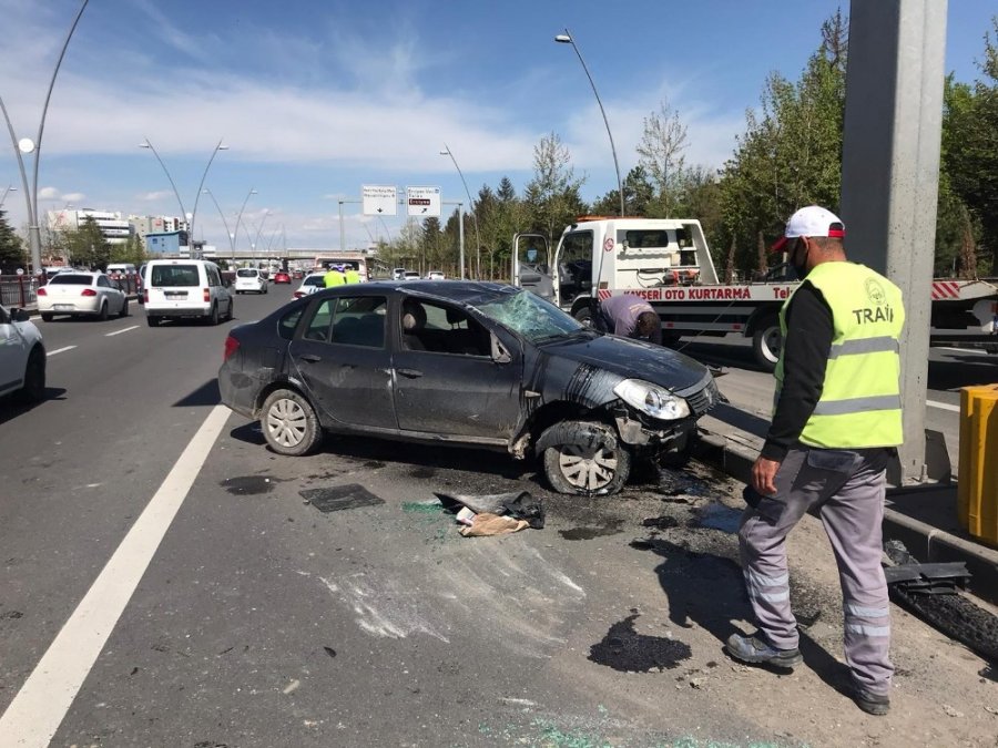 Refüje Çarpan Otomobil Ters Döndü: 3 Yaralı