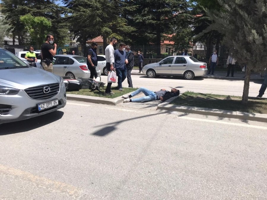 Ereğli'de Otomobilin Çarptığı Elektrikli Bisiklet Orta Refüje Savruldu