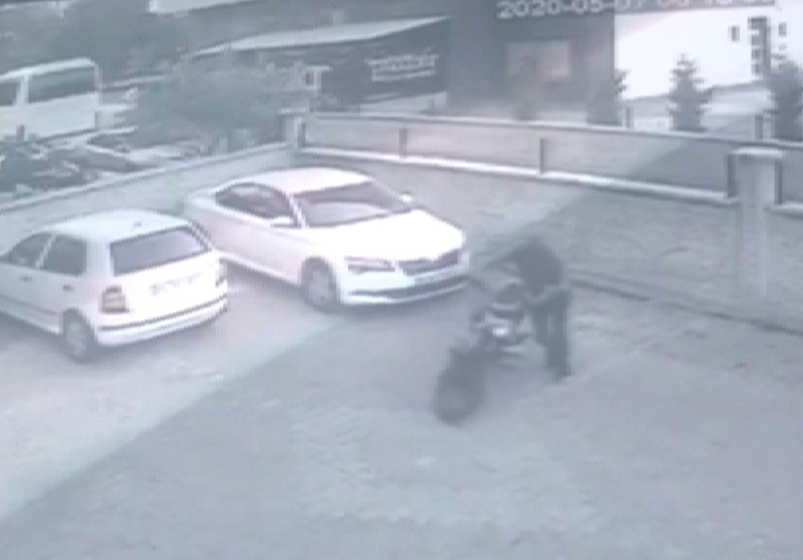 Konya'da Beceriksiz Hırsız Kameralara Yakalandı