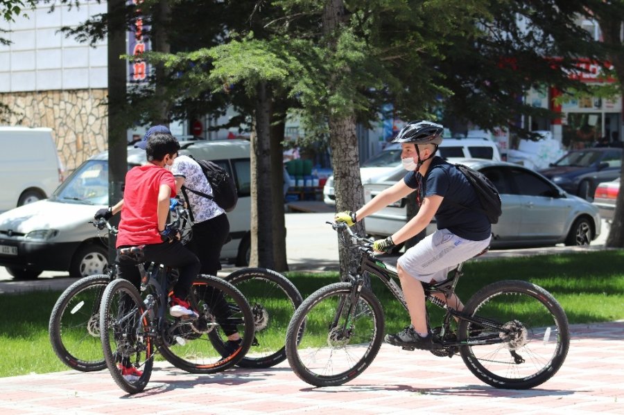 Karaman’da Sokak Ve Parklar Çocuklarla Şenlendi