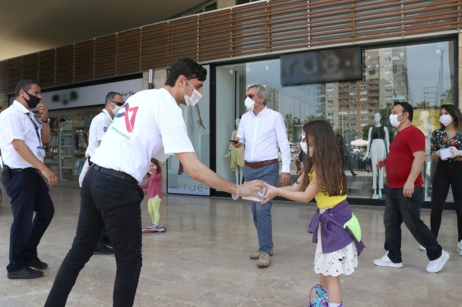 Mersin’de Sokağa Çıkan Çocuklara Hediye Sürprizi