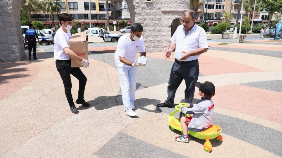 Mersin’de Sokağa Çıkan Çocuklara Hediye Sürprizi