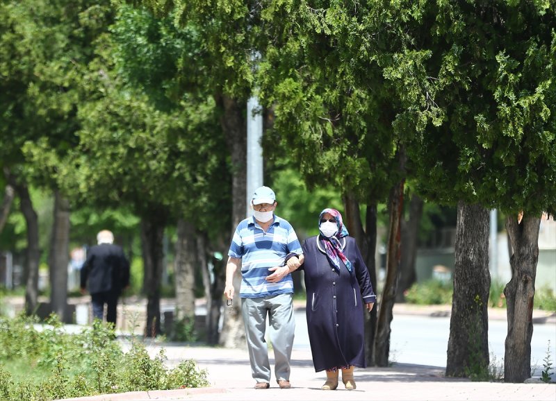 65 Yaş Ve Üstü Vatandaşlar Sıcak Havanın Tadını Çıkardı