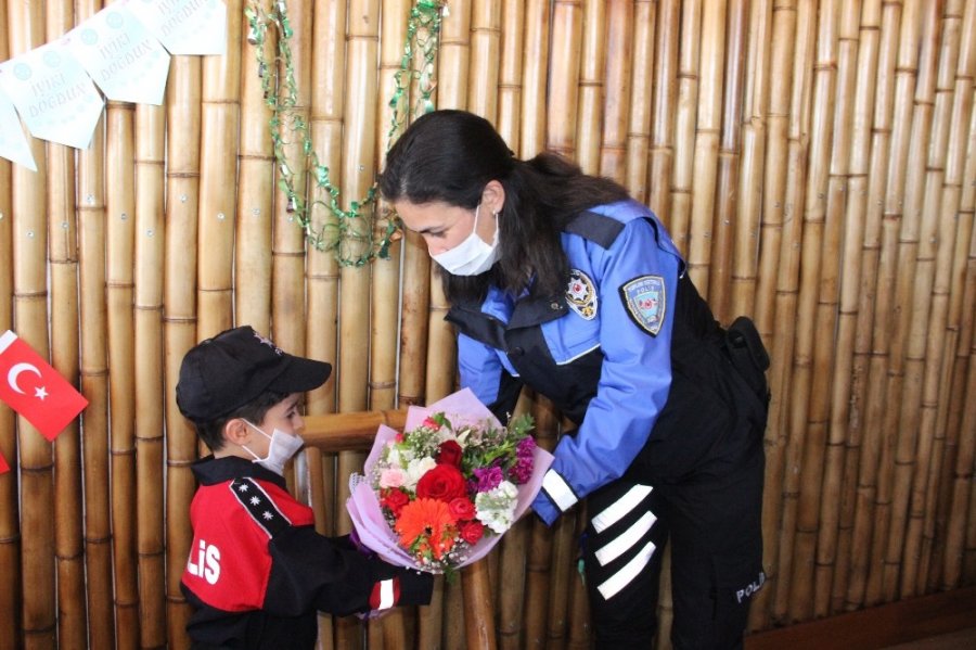 Küçük Yusuf’a Polislerden Evinde Doğum Günü Sürprizi