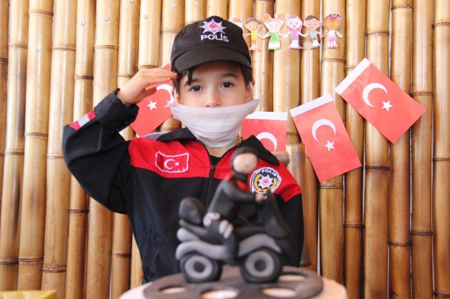 Küçük Yusuf’a Polislerden Evinde Doğum Günü Sürprizi