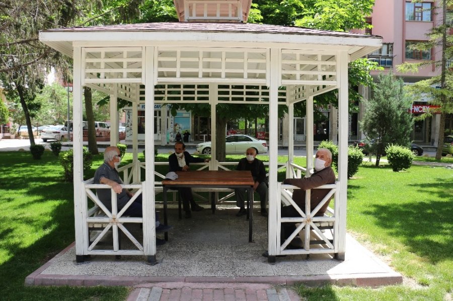 Konya’da Cami Avlusunda Şükür Namazı