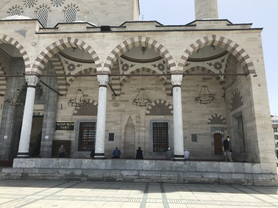 Konya’da Cami Avlusunda Şükür Namazı