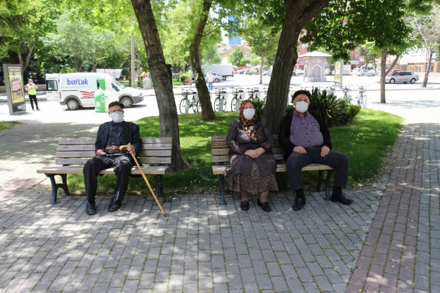 Konya’da Cami Avlusunda Şükür Namazı