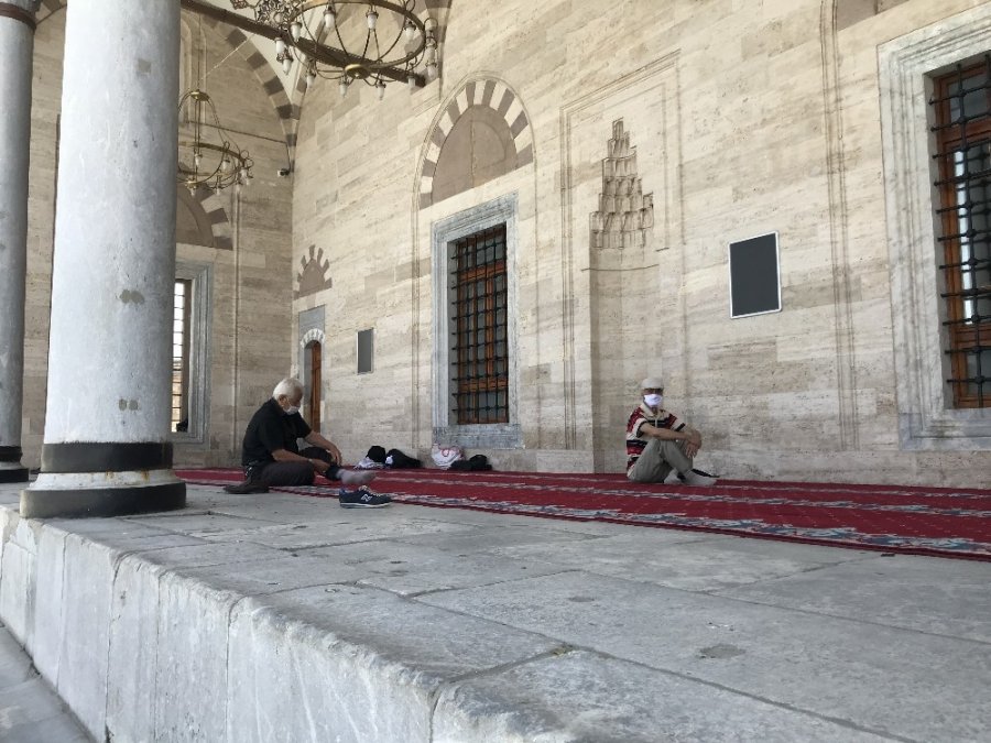 Konya’da Cami Avlusunda Şükür Namazı