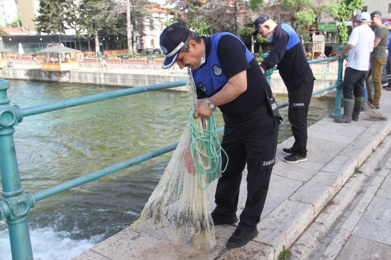 Konya'da Mahsur Kalan Balıklar Göl Suyuna Kavuştu
