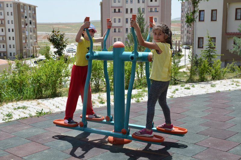 Çocuklar Yeniden Sıcak Havanın Tadını Çıkardı