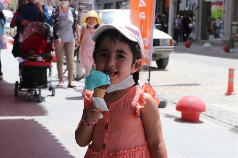 Çocuklar Yeniden Sıcak Havanın Tadını Çıkardı