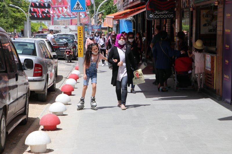 Çocuklar Yeniden Sıcak Havanın Tadını Çıkardı