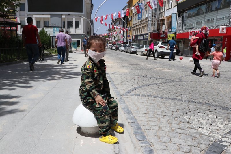 Çocuklar Yeniden Sıcak Havanın Tadını Çıkardı
