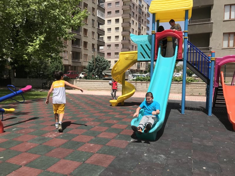 Çocuklar Yeniden Sıcak Havanın Tadını Çıkardı