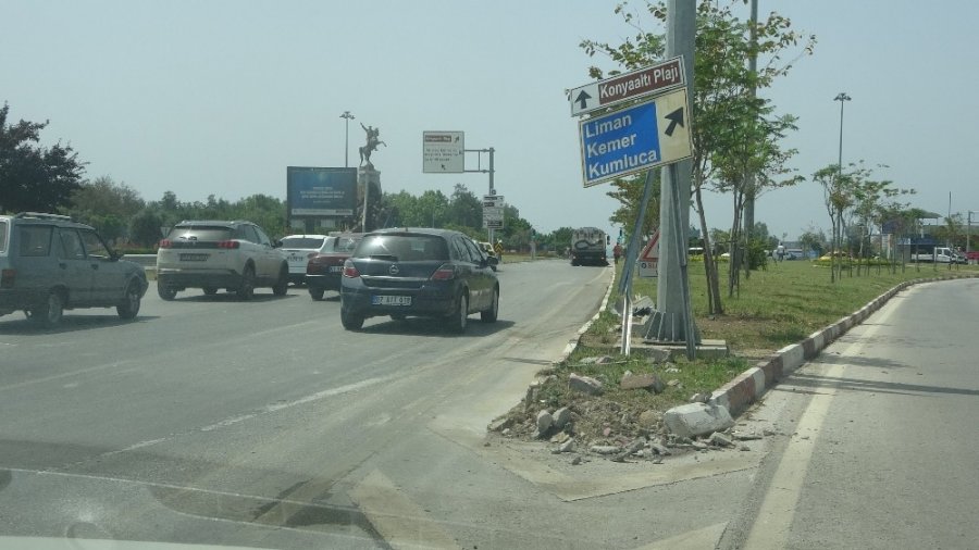 Direksiyon Başında Fenalaşan Adam Kaza Yaptı