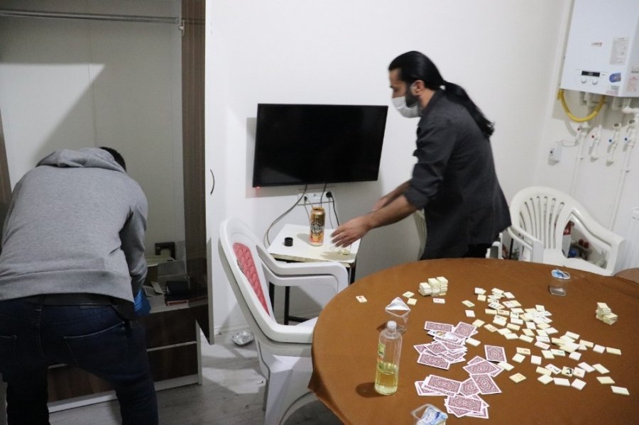 Kiraladıkları Apart Daireyi Kumarhaneye Çevirdiler