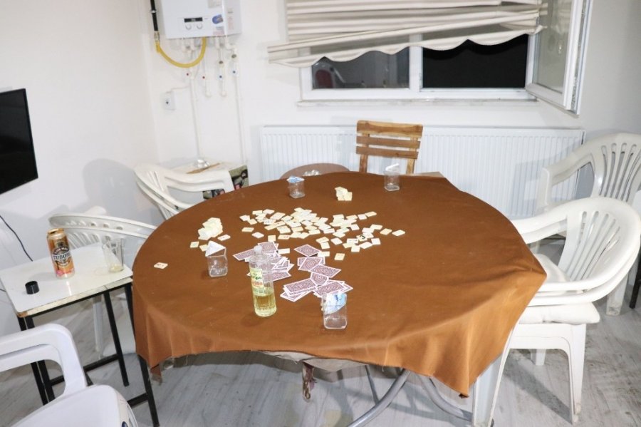 Kiraladıkları Apart Daireyi Kumarhaneye Çevirdiler