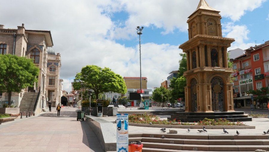 Aksaray’da Sokaklar Görev Yapan Polislere Kaldı