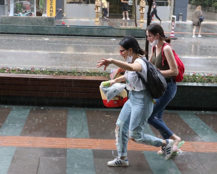 Antalya’da Aniden Bastıran Sağanak Yağmur Vatandaşları Hazırlıksız Yakaladı