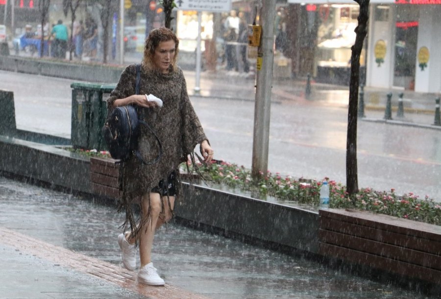 Antalya’da Aniden Bastıran Sağanak Yağmur Vatandaşları Hazırlıksız Yakaladı