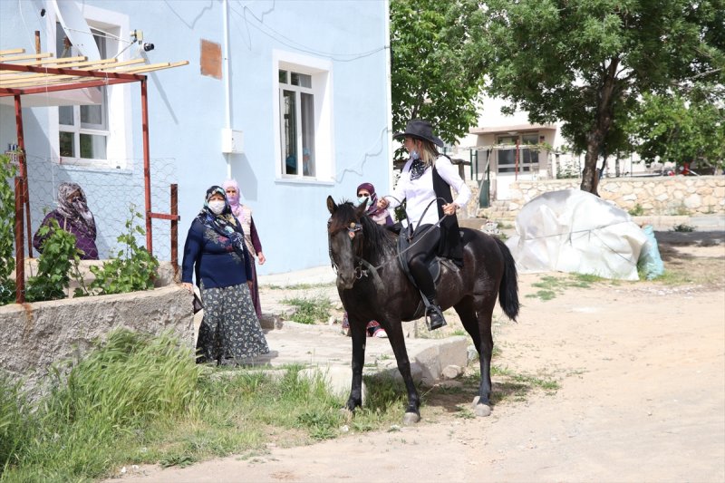 At Sırtında Görenleri Hayran Bırakıyor