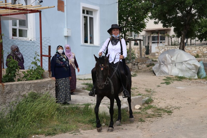At Sırtında Görenleri Hayran Bırakıyor