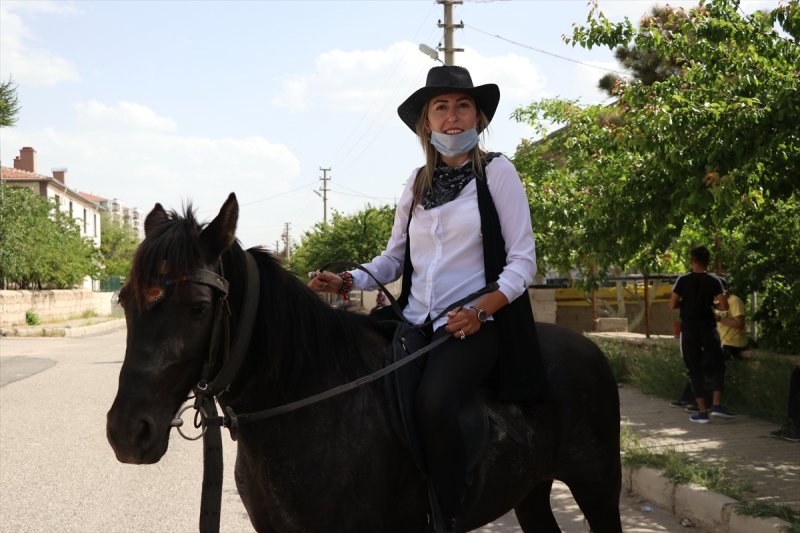 At Sırtında Görenleri Hayran Bırakıyor