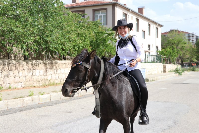At Sırtında Görenleri Hayran Bırakıyor