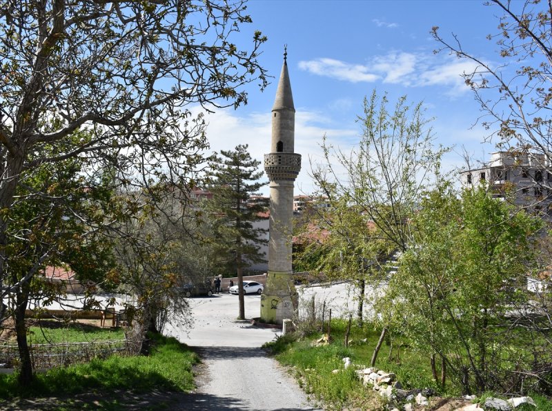 Minareye Bakanlar Gözlerine İnanamıyor